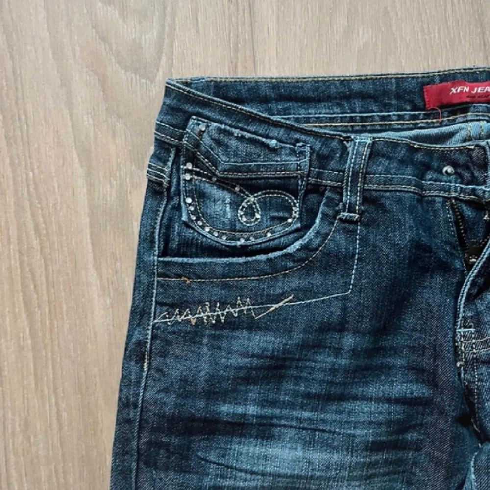 Lågmidjade mörkblå jeans! Säljer då de var för stora för mig. Obs: knappen är trasig, så antingen får man ha säkerhetsnål eller en ny knapp. Jeans & Byxor.