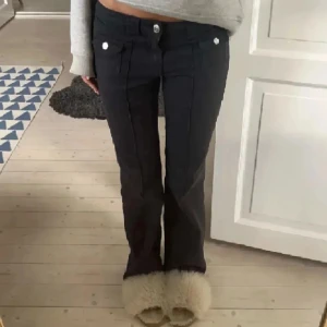 Hm jeans - Svarta jeans från hm! Gratis frakt via denna annons