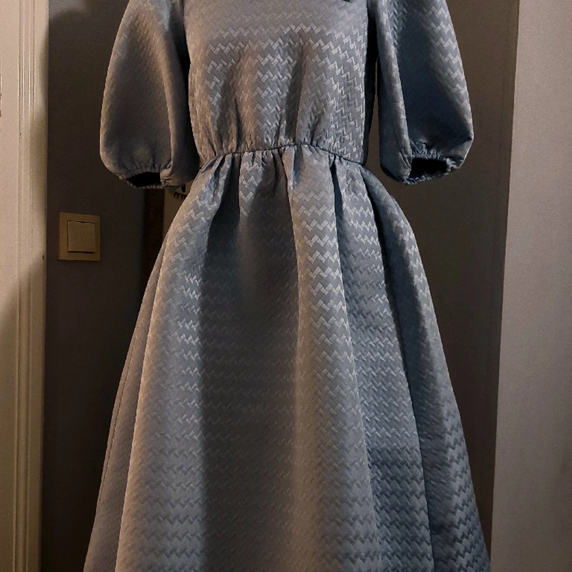 Ny klänning med tagg