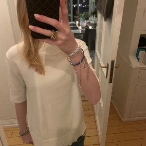 Stickad t-shirt - Vi säljer en jätte fin och populär stickad t-shirt ifrån vila!💓 den är i jättebra skick inga defekter. Materialet är super mjukt och skönt, den är fin stickad!💓