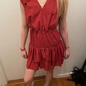 Designers Remix Klänning - Säljer mina jättefina Designers Remix klänning pga att den tyvärr har blivit för liten. Passar perfekt nu till jul! Modellen är ca 150 cm lång och passar henne precis🥰 ordinarie pris: 2100kr