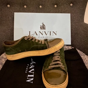 Lanvin cap toe sneakers - Ett par väl använda lanvin som fortfarande har mer att ge. Slitningar har skett i insidan av hälen(syns på 3dje bilden), men det är inget som känns eller syns vid användning. Kan tänka mig att gå ner i pris vid smidig affär. Tveka inte på att höra av er!