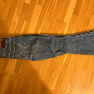 Super fina low waist bootcut jeans!! Köpt i london, användt 1 gång. Säljer pga dom är för korta för mig (är ca 170)  Pris kan diskuteras