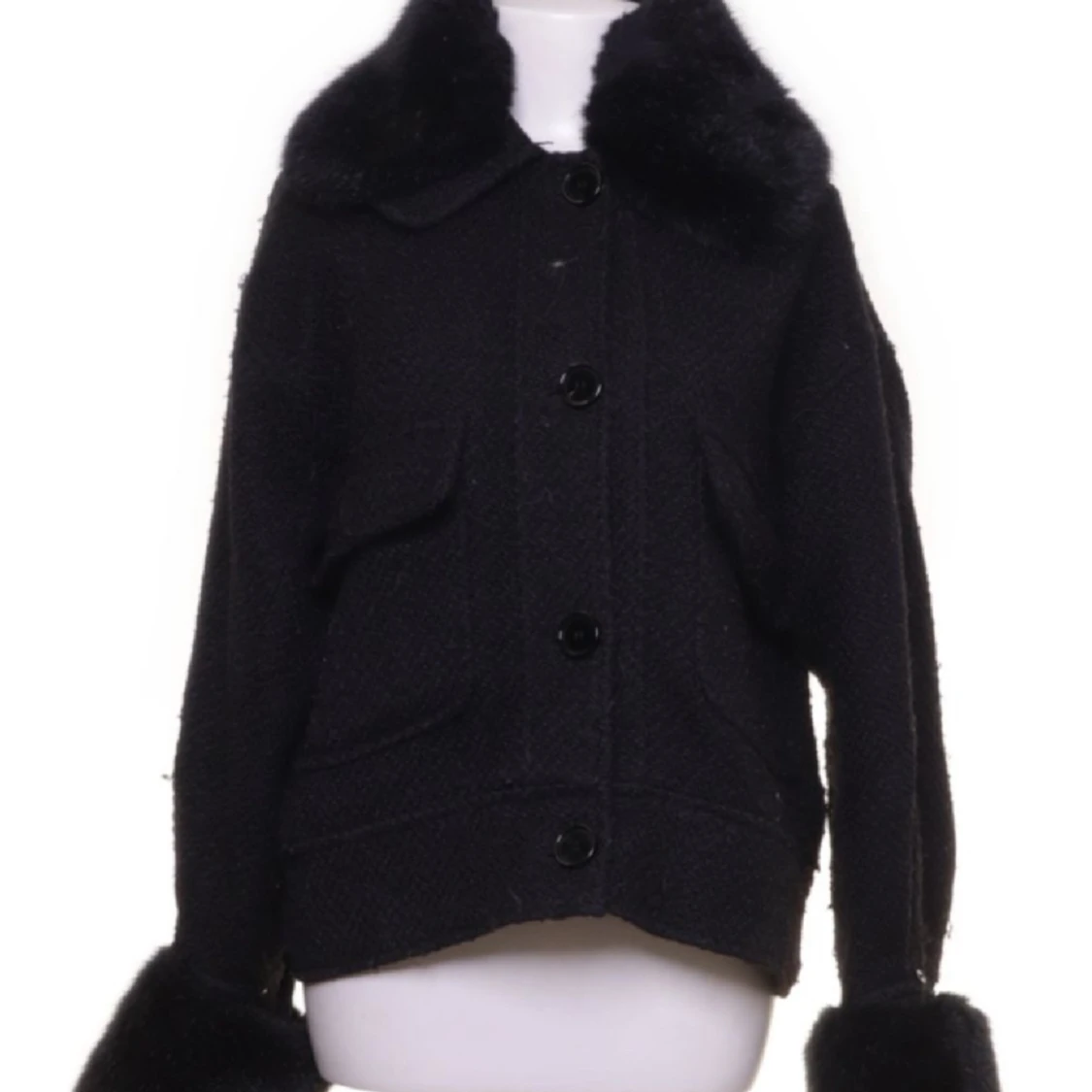 Kort jacka med fuskpäls