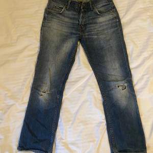 Low waisted raka mörka jeans från Lee med hål i knäna💙 dem är ganska slitna och därav priset. 