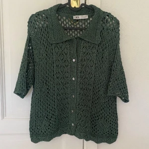 Virkad topp  - Grön virkad topp från Zara! Använd få gånger och är i väldigt bra skick! Storlek L🤍