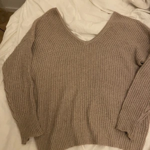Stickad tröja  - Säljer denna off-shoulder tröjan. Pris kan diskuteras.💕