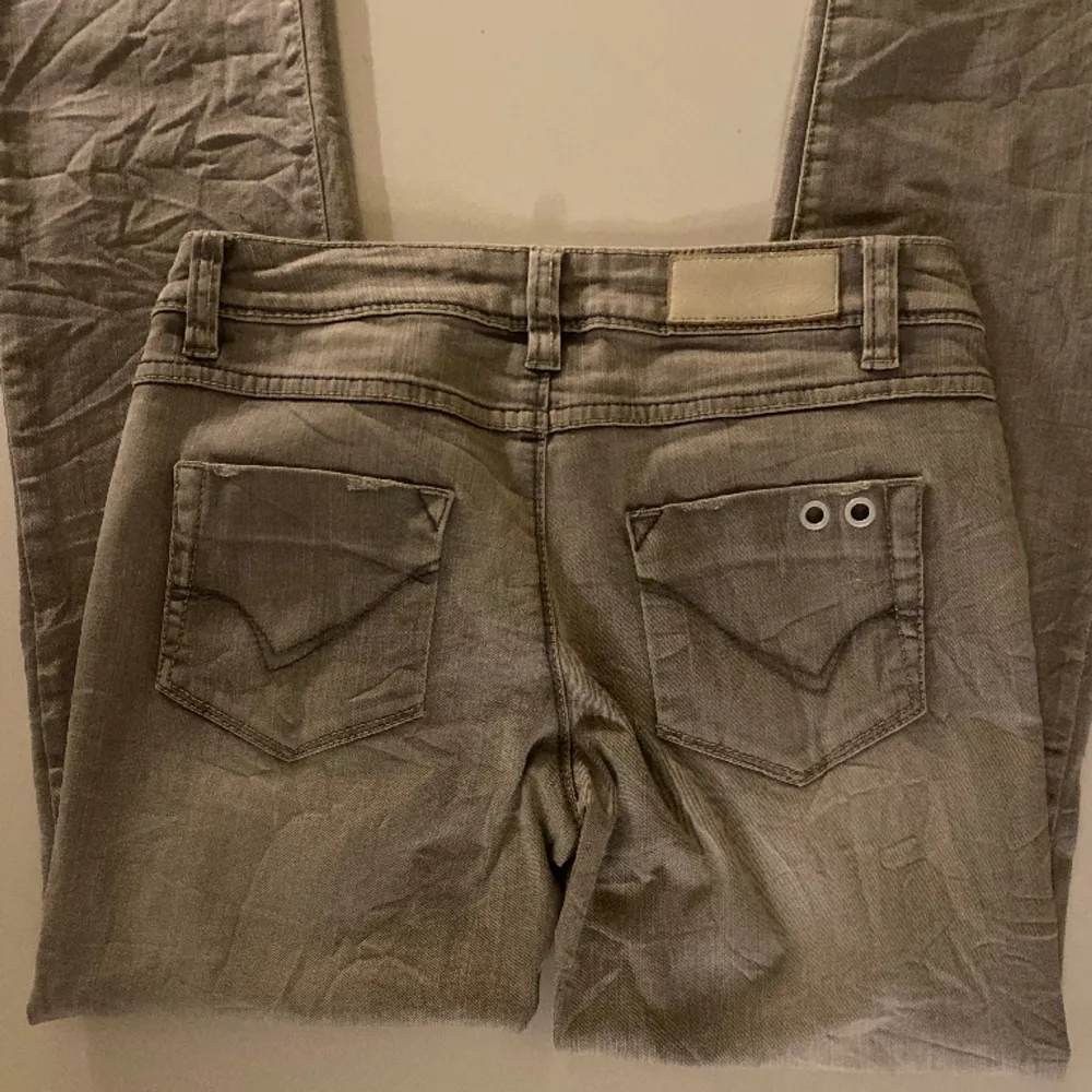 Säljer dessa jätte söta jeans från! De är straight jeans så mellan Skinny och bootcut. Säljer då de inte kommer till användning skulle säga storlek s - m ! De är lågmidjade och trpr storlek är runt 28. Jeans & Byxor.