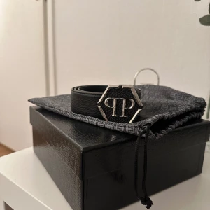 Philipp Plein skärp - Philipp Plein skärp som använts ett fåtal gånger.  Kvitto finns. Nypris 3400 kr 