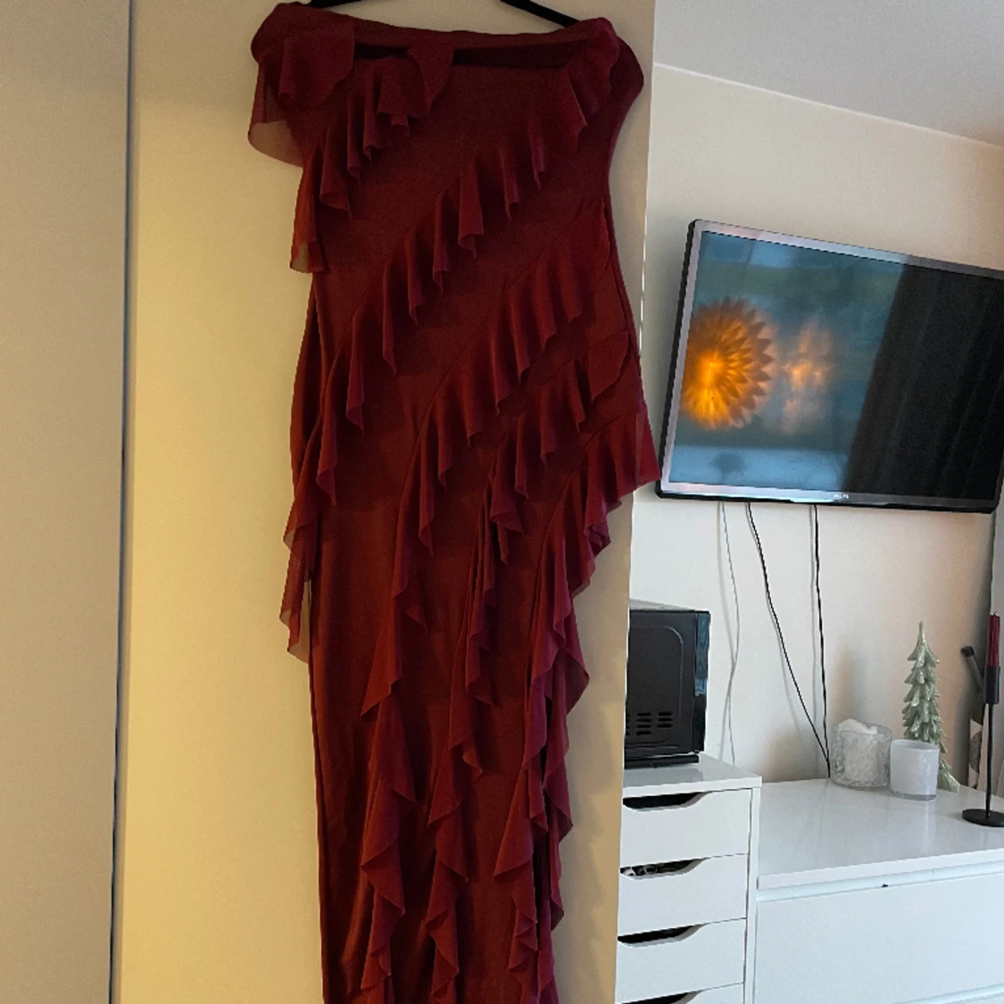 Nevali långklänning mörk röd med volanger - 90