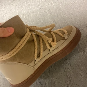 Inuikii  - Säljer mina beiga inuikii skor då de inte kommer till användning. Använda en gång. Ser ut som nya och har inga skador. Kom privat för fler bilder!💗