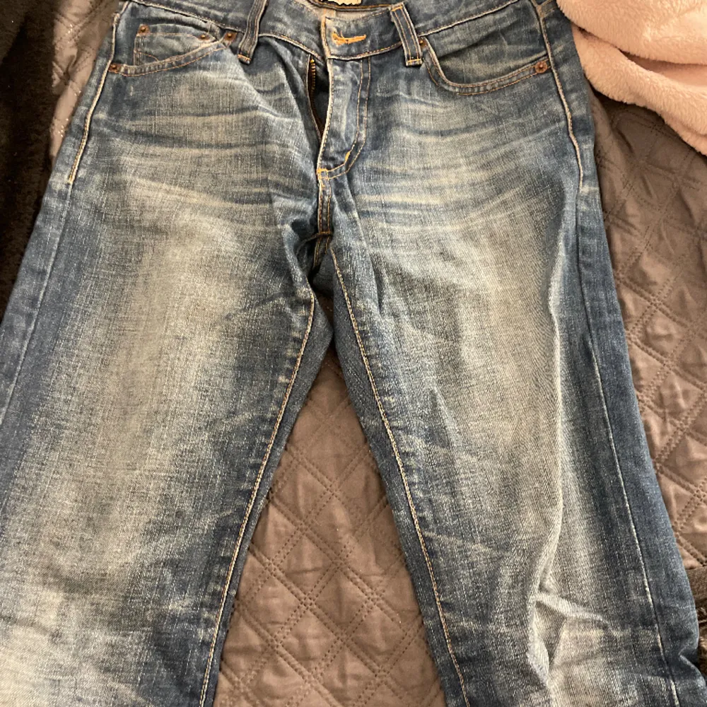 Säljer även ett par jätte fina jeans. Sitter bra på en xs-s dock så har knappen lossnat men det går säkert att fixa enkelt! Dem är i modellen bootcut och väldigt lågmidjade!💗. Jeans & Byxor.