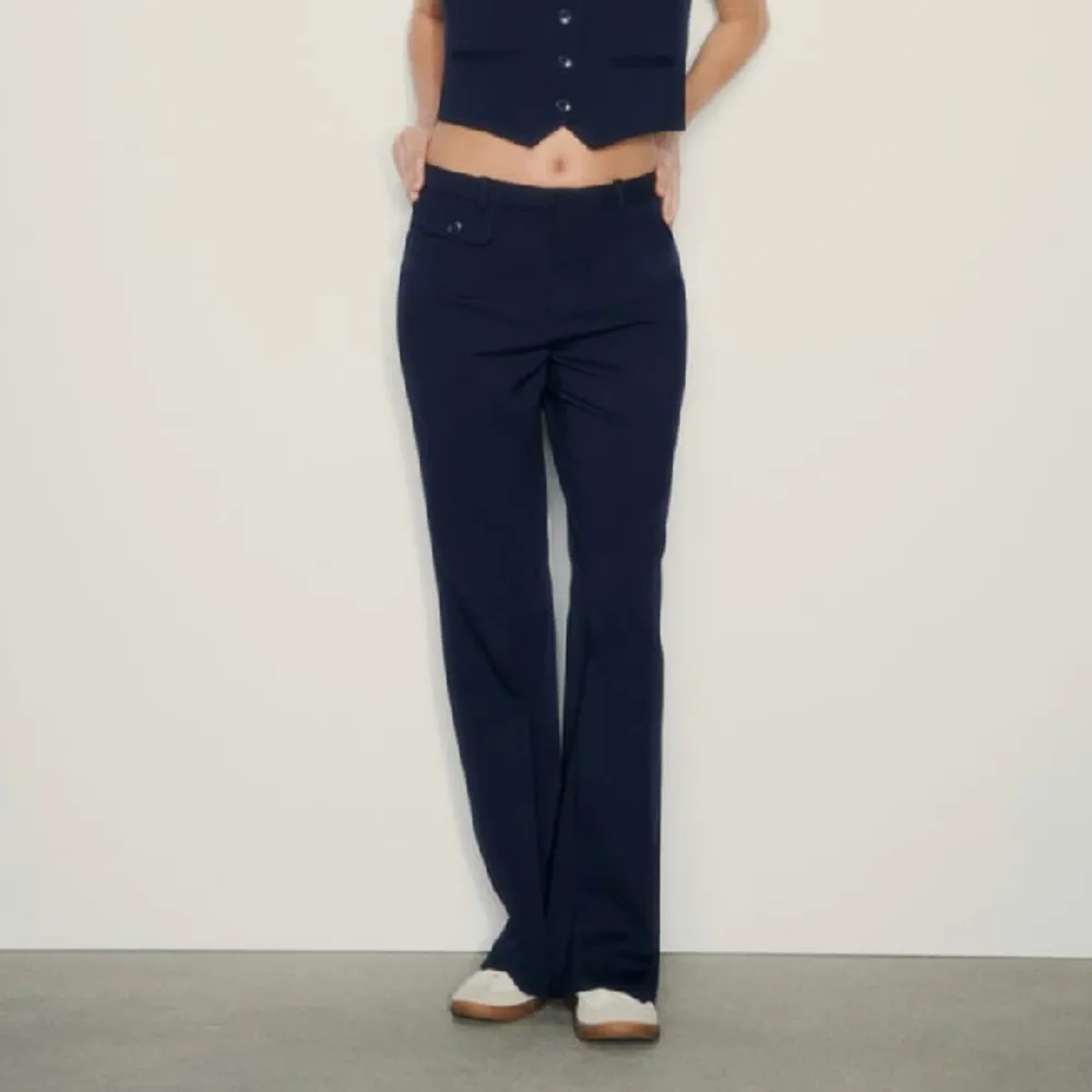 Marinblå kostymbyxor i ”flare modell” från Zara. Storlek M / 38, men passar även S. Medelhög midja men går att ha low waist också. Jätte fint skick, som nya. . Jeans & Byxor.