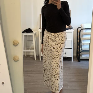 Superfin kjol från gina tricot🤍 - Säljer en superfin kjol från gina tricot🤍 har några skavanker! Skriv för fler bilder🥰