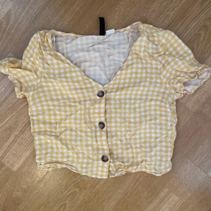 Rutig blus - Gul rutig blus från divided🤍