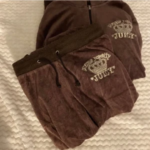 Juicy couture knock-off - Lägger ut denna igen då jag fick meddelande om att den var oäkta, tack för de som informera mig!!🌸 broderingen är lite slarvig annars är det inte mycket man märker. Fortfarande väldigt fin! Pris kan diskuteras! 
