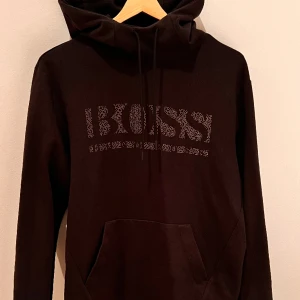 Hugo boss hoodie - Svart Hugo boss hoodie i bra skick, inget synligt slitage vad jag vet om, storlek M. Köpte för 1300 och säljer den för 500. Kan sälja för billigare vid snabb affär