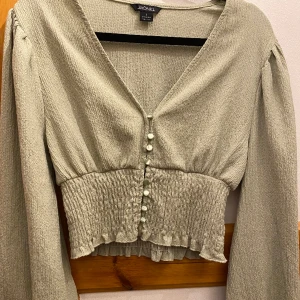 Blus - Mjukt och stretchigt material. Mer grön än på bilden