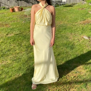 Balklänning - Säljer min långklänning, passar perfekt till studentbal! Gul och sååå fin☀️ endast använd en kväll så i fint skick💛bara att skriva i PM vid fundering. ~nypris 1600~