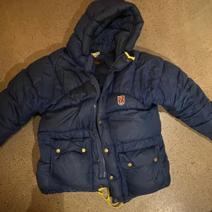 Fjällräven jacka  - Hej, säljer min älskade fjällräven jacka, den äldre modellen! Den är i storlek xxxs men sitter som en s då den är stor i storleken! Den har några defekter bland annat ett lagat håll på vänstra ficka men inget man märker av!💗