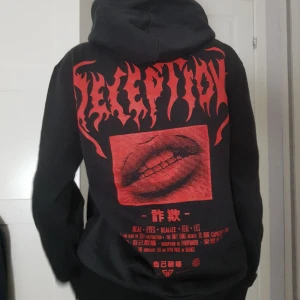 Hoodie med tryck - En svart hoodie med röda detaljer. Passar en xs. Från Pier One. Använd ganska mycket.