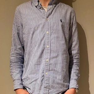 Randig Ralph lauren skjorta  - Vi säljer en randig Ralph lauren skjorta som är i topp kvalite. Skjortan är väldigt snygg samt trendig. Priset är inte fast så de går att diskutera⭐️🧥