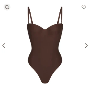 SKIMS BODY - Säljer min jättesnygga body från SKIMS då den tyvärr är för liten för mig. Den är använd en gång och är i nyskick.  Färg:  Cocao Strl XS Nypris 1450 kr Säljs för 500 kr  