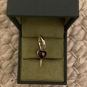 Singel love earring  - Säljer nu mitt så fina singel love earring 💕💕💕box och kvitto medföljer!! Superfint skick⭐️