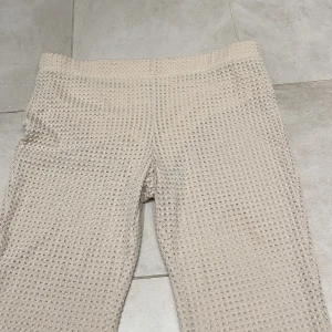 Tyg byxor perfekt för sommaren  - Säljer de för att jag inte använder de! Jag är 175cm och längden är perfekt 