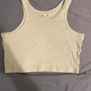 tank top - kort linne, blått. har använt 1 gång men tyvärr blivit för liten 