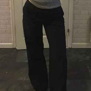 Kostymbyxor - Använda, men i bra skick. Lågmidjade. Skriv privat för mått osv!
