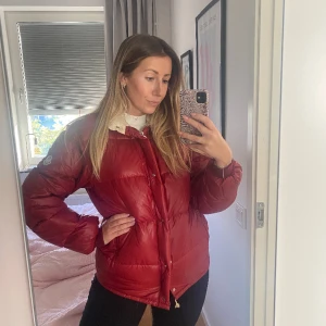 Moncler dunjacka - Moncler dunjacka från 80-talet. Sparsamt använd. Lägger upp igen pga oseriös budgivare 