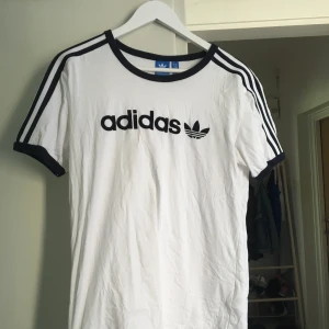 - Adidas, t-shirt. Använd mkt sparsamt. Herrstorlek M, sitter lite pösigt på mig som är XS.