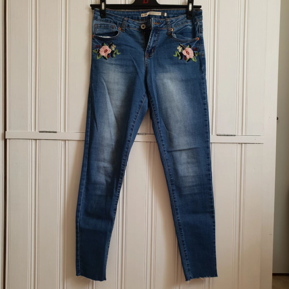 Jättefina jeans med broderier och lite slitage längst ner har nu blivit för små för mig. Står 38 i men är mer som 36. Använda högst 1 gång! 60kr+frakt. Jeans & Byxor.