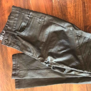  - Skinnbyxor från only! Strl M & längd 32, säljs pga för stora. Linn Ahlborg har liknande 😉Köpte av en tjej men aldrig använda av mig. Frakt 38kr. 