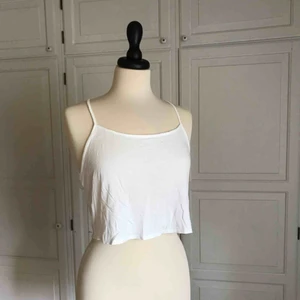  - • Sött vitt linne från Topshop •  - Croppad  30 kr +frakt