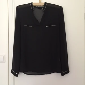  - Svart tröja/blus. Genomskinlig. Från Oxygene
