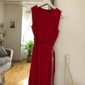  - Blir tokig, vill egentligen inte sälja denna men den är nu för liten för mig. Otroligt fin klänning köpt på MQ, märket Stockholm, använd två gånger under julen. Ger väldigt fin silhuett! Frakt på cirka 50kr tillkommer vid behov. 