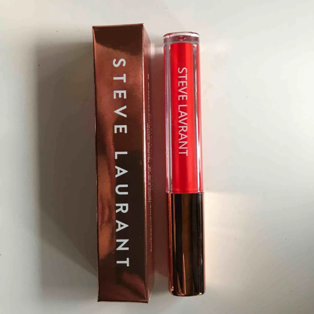Säljer detta liquid lipstick från STEVE LAURANT i färgen RED DRESS  ALDRIG ANVÄND. Accessoarer.