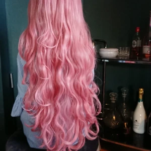  - Super fin pastellrosa peruk Aldrig använd, endast testad. Frakten är inräknad i priset 🍀