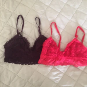  - Två braletter i spets utan inlägg med stretch, en vinröd och en klar röd, båda för 60kr