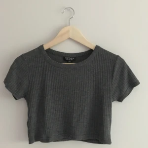  - Grå ribbad croptop från Topshop