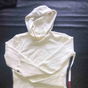  - Tommy Hilfiger stickad kofta med luva. Väldigt bra skick, kan även skickas men köparen står för frakten. 