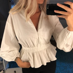  - Helt ny blus från Bikbok. Prislapp sitter kvar. Frakt ingår i priset🌟