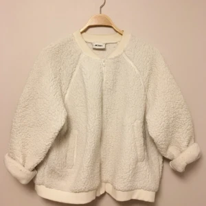  - Vit teddyjacka från Monki