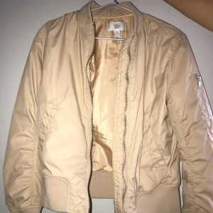  - Rebecka Stella bomberjacka i bra skick. 