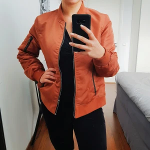  - Orange bomberjacka köpt på Forever 21. Storleken är large, men den är väldigt liten i storleken. Skulle säga att det är en medium. Aldrig använd 🧡 