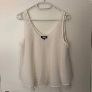 - Fin transparent vit blus från BikBok. Två lager tyg så inte genomskinlig. Använd en gång så är i fint skick.