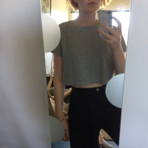  - Grå croptop från H&M! Köparen står för frakt