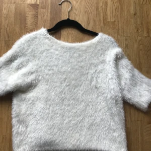  - Underbart mysig tröja i storlek 40/42. Super skönt material!